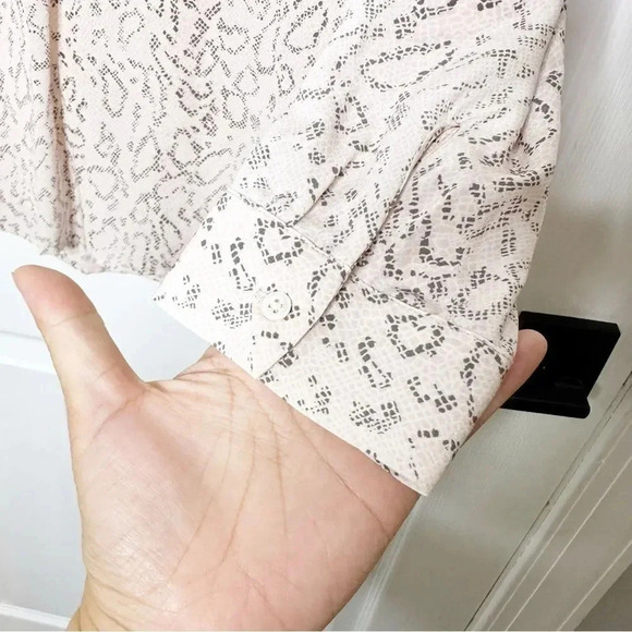 JOIE Peterson 100% Silk Light Pink Snakeskin Print Long Sleeve Blouse Size XS‎ - Picture 4 of 7